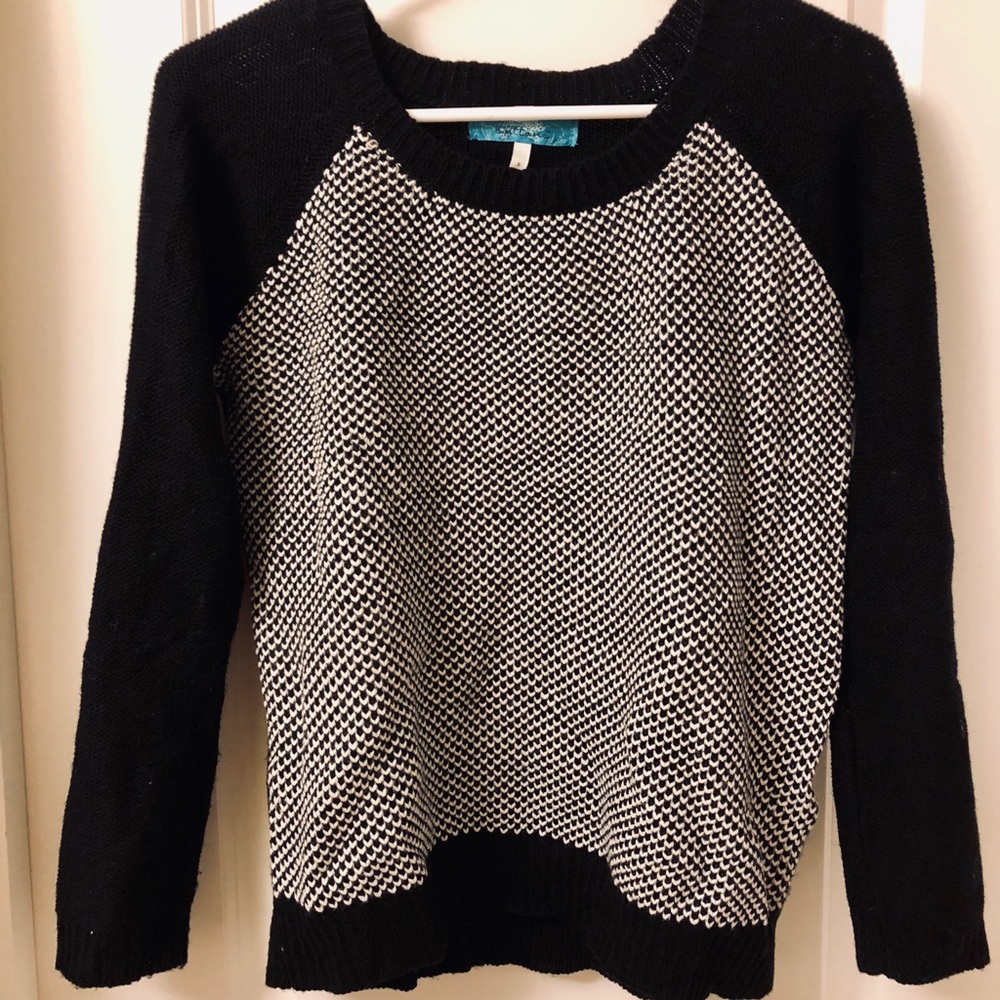 Black & white sweater (Small)